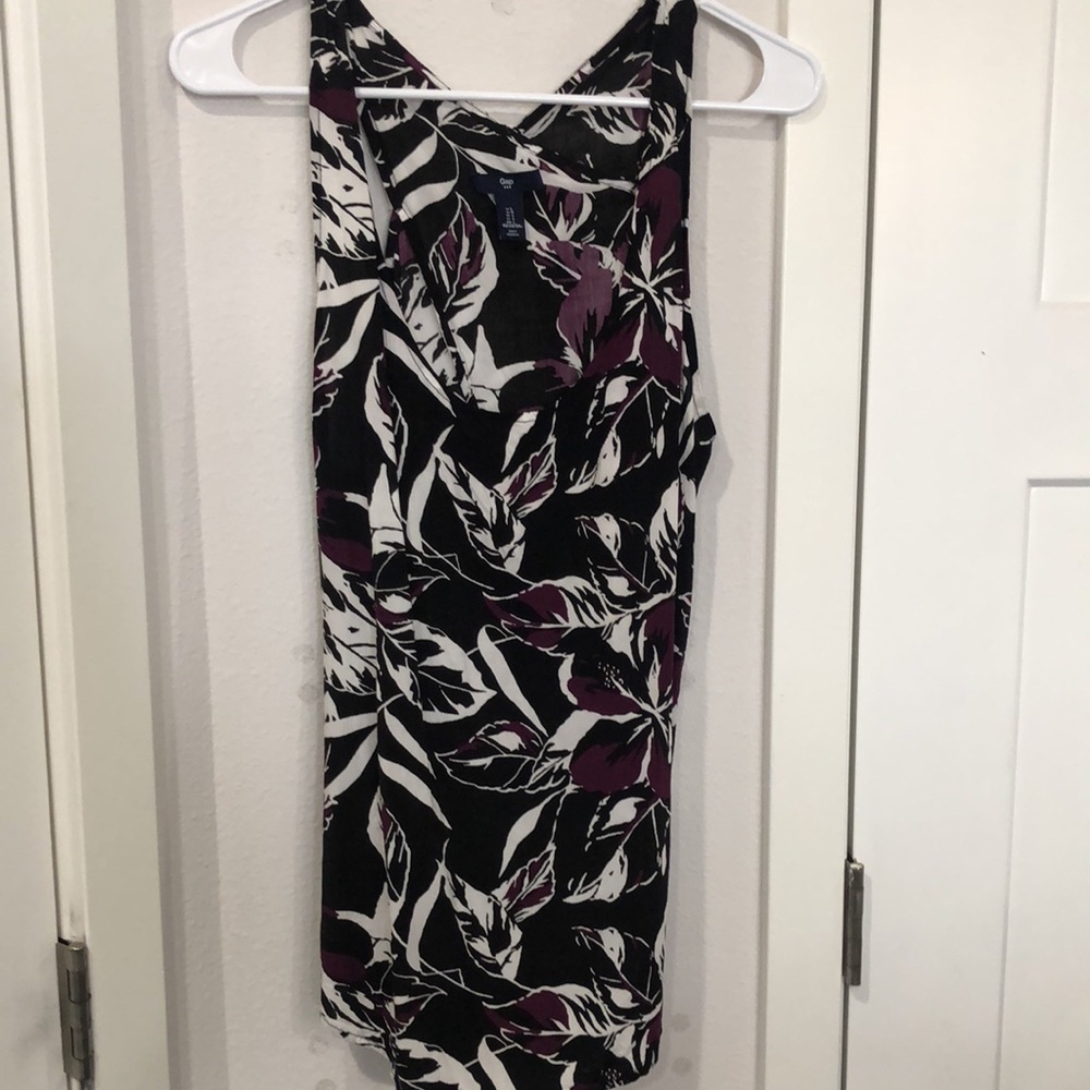 GAP Sleeveless Black , Plum ,& White Floral Rounded Neck Summer Top . Size L.